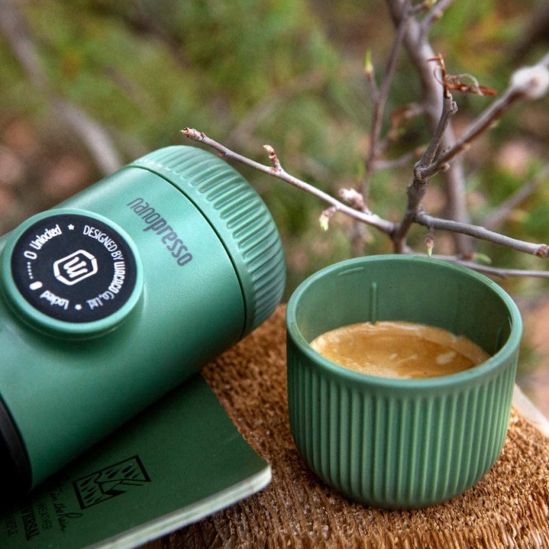 Портативна еспресо-кавоварка Wacaco Nanopresso зелена з чохлом, механічна, для меленої кави