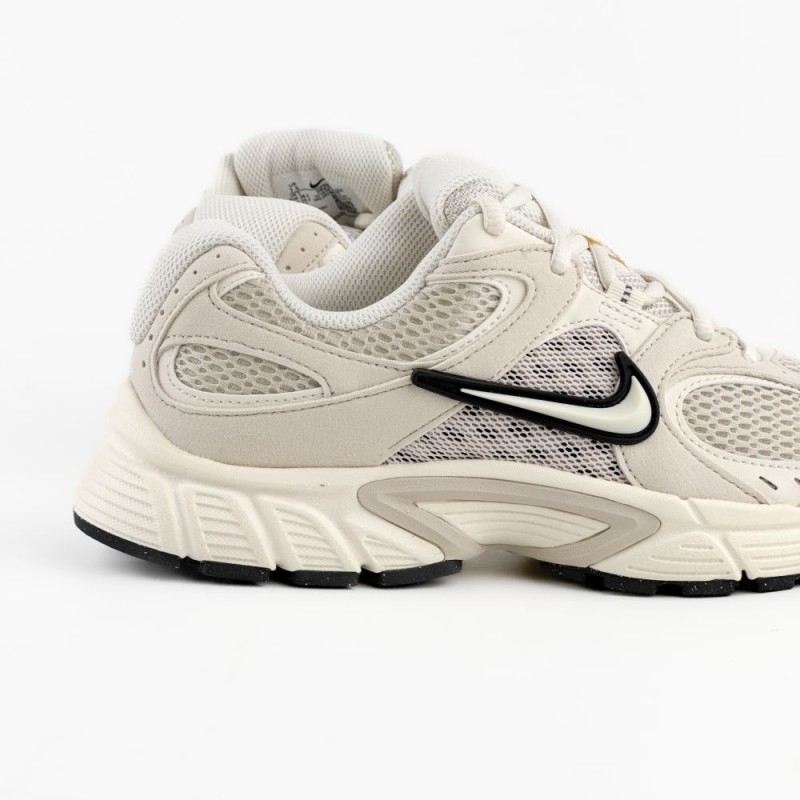 Кросівки жіночі Nike W V5 Rnr